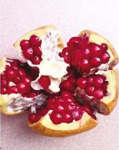 剥石榴的视频,轻松剥出完美石榴果肉